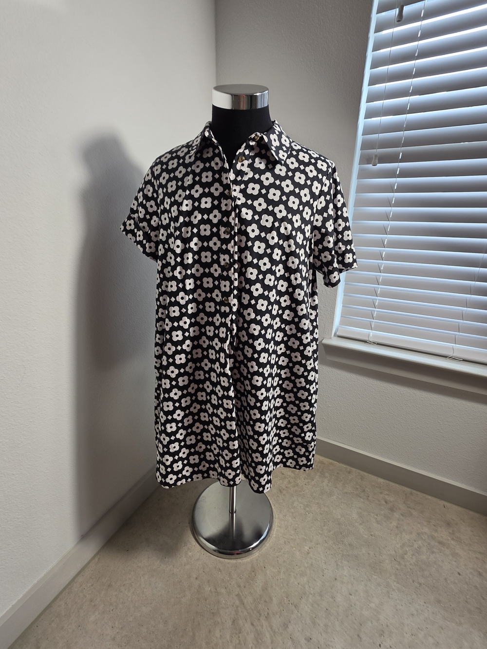 Anthropologie Maeve Black & White Mod Floral Mini Shirt Dress- Large - Picture 2 of 6